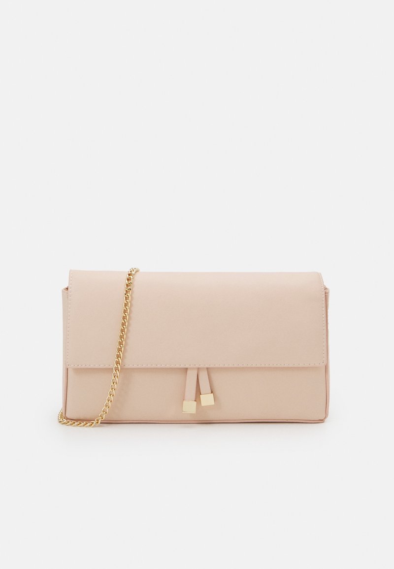 Pochette en cuir synthétique rose pâle avec bandoulière chaîne dorée, forme rectangulaire et fermeture à rabat avant avec deux petits accents dorés.