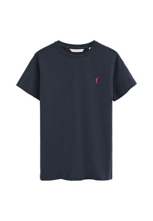 Granatowy t-shirt z krótkim rękawem i okrągłym dekoltem, z małym czerwonym logo gracza polo po lewej stronie klatki piersiowej oraz metką Polo Club wewnątrz kołnierza.
