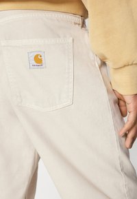 Carhartt WIP NEWEL PANT - Traperice opuštenog kroja - tonic stone dyed