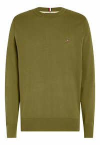 Pull en tricot vert olive avec un col rond, des poignets et un ourlet côtelés, arborant un petit logo brodé sur la poitrine.