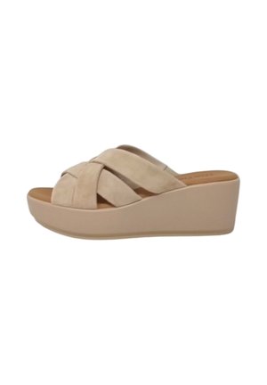 Sandali wedge in suede beige con design a strap incrociate e una piattaforma testurizzata, caratterizzati da una punta arrotondata liscia e una leggera lucentezza.