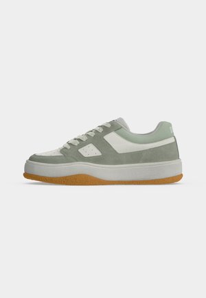 Zapatilla baja en gris claro y blanco con suela naranja y cierre de cordones mostrada de lado sobre fondo blanco.
