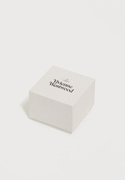 Lille beige kvadratisk æske med Vivienne Westwood-logo og kuglesymbol på toppen, placeret på en hvid overflade.