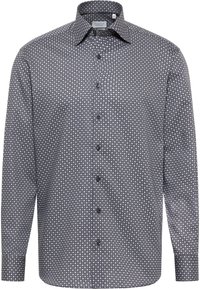 Camisetta a maniche lunghe con bottoni di colore grigio scuro e motivo geometrico. Presenta un colletto a punta e bottoni scuri lungo la parte frontale.