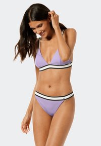 Conjunto de bikini de color púrpura claro que incluye un sujetador triangular con detalles en franjas negras y blancas, y una braguita de bikini de corte bajo a juego. Textura suave.