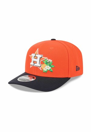 Orange-schwarze Baseballkappe mit weißem „H“ über einem Stern und floraler Stickerei vorne, New Era-Logo an der Seite und Aufkleber auf dem schwarzen Schirm.