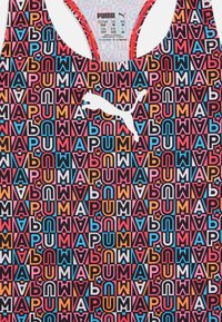 PUMA majica bez rukava z barvitim, ponavljajočim se geometrijskim vzorcem črk v roza, modri, črni in oranžni barvi. Bela emblem na levem delu.