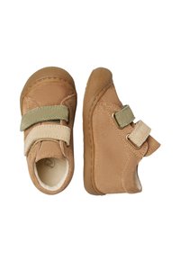 Chaussures pour tout-petits en daim marron avec semelles en caoutchouc et deux bandes velcro beiges et vertes, présentées en vue de dessus et de côté.