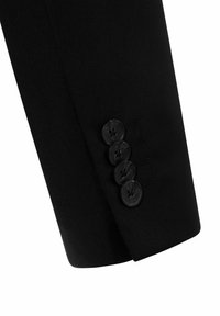 Ärmels eines schwarzen Anzugs mit glatter Textur, ausgestattet mit vier glänzenden schwarzen Knöpfen und feinen Steppnähten am Manschettenrand.