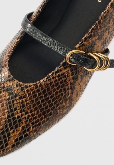 Brun sko med slangeskindsmønster, rundet tå, sort rem med guldfarvet hardware og glat inderfor.