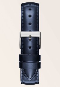 Marineblaue Lederuhrband mit glänzender Oberflächenstruktur und sichtbaren Nähten, ausgestattet mit einer polierten Silberschnalle und mehreren Einstelllöchern.