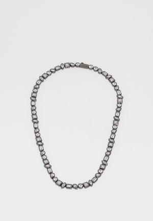 Halsketting met afwisselend heldere edelstenen in ronde, vierkante en druppelvormige vormen, bevestigd aan een donkere metalen ketting.