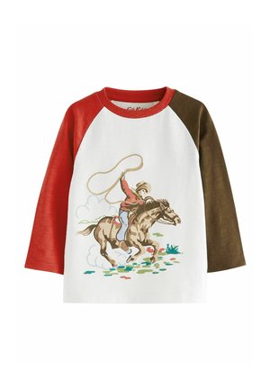 Langærmet raglan skjorte med røde og olivengrønne ærmer, med et grafik af en cowboy på en hest i jordfarver på en hvid krop.