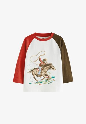 Cămașă cu mânecă lungă raglan cu mâneci roșii și verzi măslinii, având un grafic cu un cowboy pe un cal în tonuri pământii pe un corp alb.