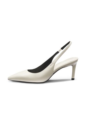 Scarpa con tacco alto a punta in pelle bianca, con cinturino slingback, sottile tacco a spillo e fodera interna nera.