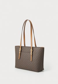Geantă tip tote cu un model maro și două mânere din piele bej. Are accente din metal aurit și un design structurat. Textură netedă.