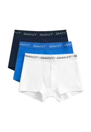 Trois paires de boxers pour hommes de la marque GANT en blanc, bleu et bleu foncé, empilés et étalés à plat.