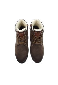 Hnědé semišové kotníkové boty s umělou kožešinou, kovovými očka a šněrováním. Mají boční zip a texturovanou gumovou podešev.
