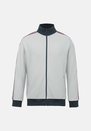 Lichtgrijs jack met rits, voorzien van een donkere kraag, manchetten en zoom, met dunne rode strepen langs de schouders en mouwen.