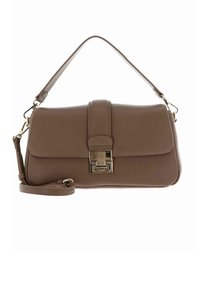 Sac à main en similicuir marron avec fermeture à rabat, quincaillerie dorée et bandoulière amovible. Texture lisse, forme rectangulaire élégante.