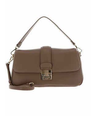 Sac à main en similicuir marron avec fermeture à rabat, quincaillerie dorée et bandoulière amovible. Texture lisse, forme rectangulaire élégante.