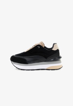 Sneaker nera e beige con suola spessa bianca, grigia e beige, tomaia in suede e pelle, e lacci beige, mostrato di lato su sfondo bianco.
