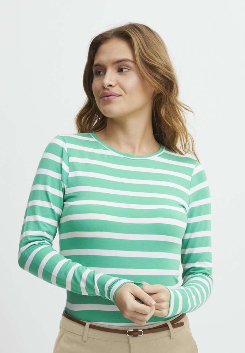 Grün und weiß gestreiftes Langarmshirt mit rundem Ausschnitt und tailliertem Schnitt. Weiches Material, figurbetonte Bündchen und schlichte Gestaltung.