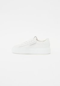 Baskets blanches avec une tige en cuir lisse, bout rond, lacets plats et une semelle en caoutchouc blanc épais. Présente un design minimaliste et un branding subtil.
