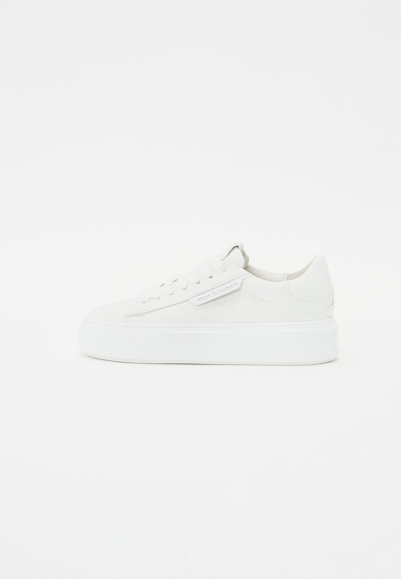 Baskets blanches avec une tige en cuir lisse, bout rond, lacets plats et une semelle en caoutchouc blanc épais. Présente un design minimaliste et un branding subtil.
