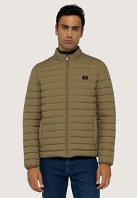 Khaki péřová bunda s předním zipem, stojačkovým límcem a horizontálně prošívaným vzorem; obsahuje loga na levé hrudi.