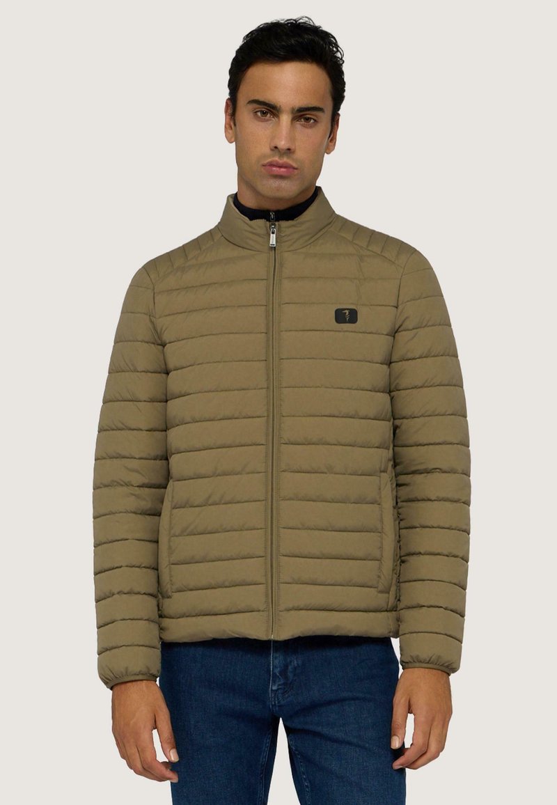 Khaki péřová bunda s předním zipem, stojačkovým límcem a horizontálně prošívaným vzorem; obsahuje loga na levé hrudi.