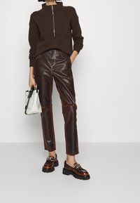 CLOSED Stickad tröja - brown