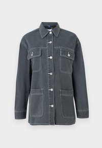 Veste en denim bleu foncé avec un devant à boutons, deux poches poitrine et deux poches inférieures. Équipée de coutures blanches contrastantes et d'un col.