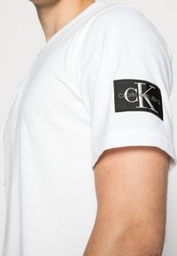 Calvin Klein Jeans MONOGRAM SLEEVE BADGE REG - T-shirt basic - bright white