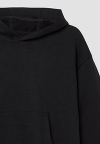 Zwarte hoodie met een relaxed fit, zachte katoen en een voorzak met zichtbare stikdetails.