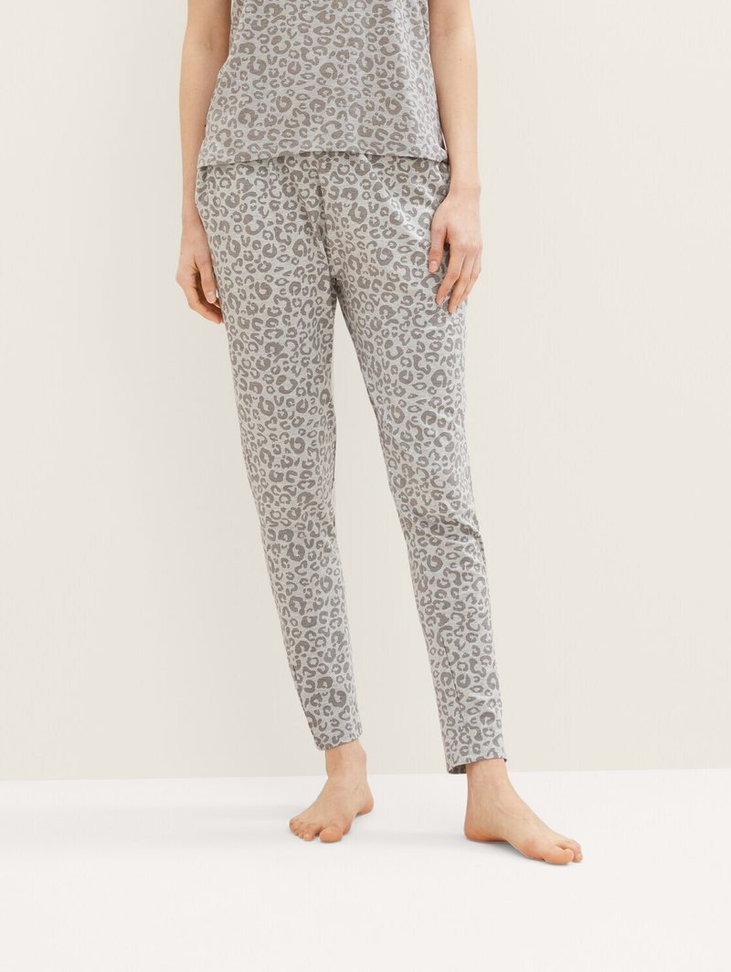 Lepardmönstrat lounge-set i grå toner. T-shirten har kort ärm och byxorna är slim fit med elastisk midja. Mjuk tyg.