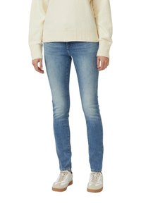 Skinny jeans in lichtblauw denim met een lichte vervaging. Voorzien van een klassiek ontwerp met vijf zakken en subtiele slijtageplekken. Gestyled met witte sneakers.