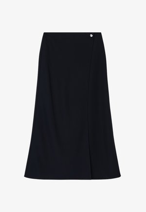 Zwarte midi-rok van glad, rekbaar materiaal met een subtiele wikkelontwerp en een kleine zilveren accent bij de taille.