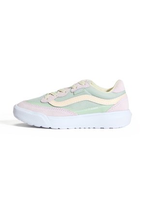 Niskie buty sportowe Vans w pastelowej zieleni i różu z białą grubą podeszwą i beżowym, falistym paskiem po boku, oznaczone napisem „ULTRARANGE.”