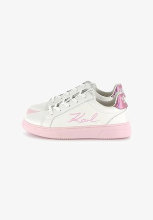 Witte leren sneakers met roze accenten, met een gladde oppervlakte, vlakke vetersluiting en een glanzende roze hielstrook met logo.