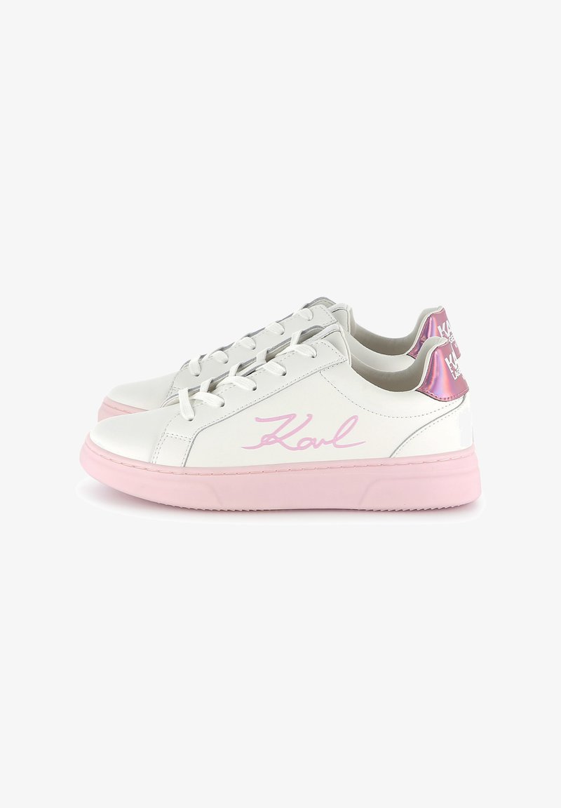 Vita lädersneakers med rosa detaljer, som har en slät yta, platt snörning och en glänsande rosa bakre hälflik med logotyp.