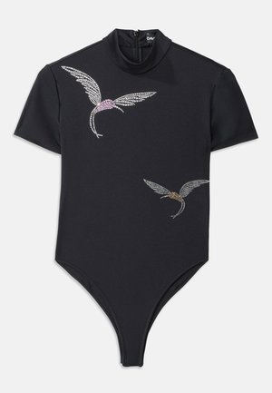 Juodas bodysuit'as su trumpomis rankovėmis, aukštu kaklu ir užtrauktuku. Puošia dekoratyviniai paukščių raštai, išdėstyti krištolais, su rožinės ir auksinės spalvos akcentais.