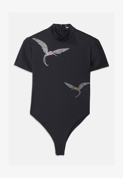 Černý body s krátkým rukávem, vysokým výstřihem a zipovým uzávěrem. Obsahuje dekorativní ptačí vzory vyseté krystaly, s růžovými a zlatými akcenty.