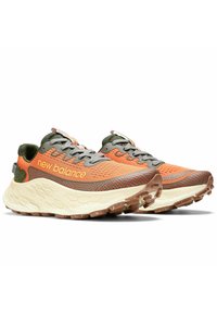 Zapatillas de running de malla naranjas y verdes con acentos texturizados, suela acolchada ligera y suela de goma duradera con tacos pronunciados.