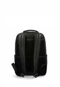 Mochila negra con un diseño estructurado, parte frontal de cuero, parte trasera de malla, dos correas de hombro ajustables y un asa en la parte superior para llevar.
