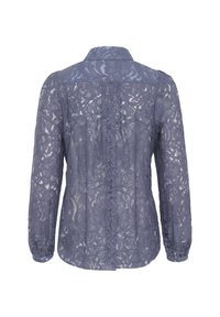 Bluză din dantelă de culoare albastru pal cu guler, mâneci lungi și un detaliu pe cusătura din spate, cu motive florale și o textură semi-transparentă.