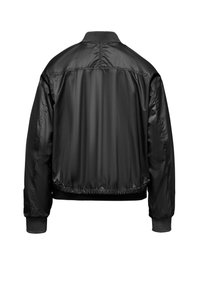 Giacca bomber nera con un esterno in nylon lucido, polsini e orlo a coste, e vestibilità comoda. Presenta un design minimalista senza loghi visibili.
