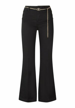 Černé vysoký pas zvonové kalhoty s bočními knoflíky a zlatým řetízkovým páskem s malou sponou a visícím řetízkem.