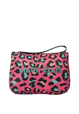 Petite pochette rose avec fermeture éclair avec imprimé léopard noir, bleu sarcelle et pêche et logo "MARC ELLIS" en lettres bleu sarcelle sur le devant.