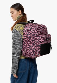 Eastpak PINNACLE - Zaino - beastimal pink
